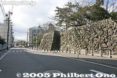 Castle wall facing the street
When you walk to Tsu Castle from the bus stop, this is what you first see. It is obviously a flatland-type castle. Tsu Castle was first built in 1580 by Oda Nobukane, the younger brother of warlord Oda Nobunaga.
Keywords: Mie Prefecture Tsu Castle