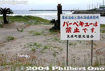 No BBQ
バーベキューは禁止です - The characters in red say, "barbecue wa kinshi desu." Having a barbecue is prohibited.

Place: Ohara beach, Chiba Pref.
Keywords: warning sign photographer