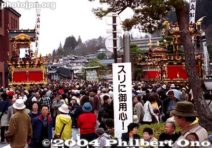 Watch Out for Pickpockets!
スリに御用心 - Another human animal to watch out for. "Suri ni go-yōjin!" means watch out for pickpockets! "Suri" means pickpocket, and "go-yōjin" is like "chūi."

Place: Takayama Festival, Gifu Pref.
Keywords: warning sign photographer