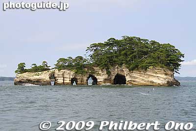 THis is one of  the more famous Matsushima islands, named Kanejima with three holes. 鐘島
Keywords: miyagi matsushima-machi nihon sankei scenic trio pine trees islands boat cruise 