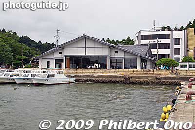 Matsushima Rest House is next to the pier, where you can buy cruise tickets or just rest on chairs. Tourist info counter also provided.
Keywords: miyagi matsushima-machi nihon sankei scenic trio pine trees islands boat cruise 