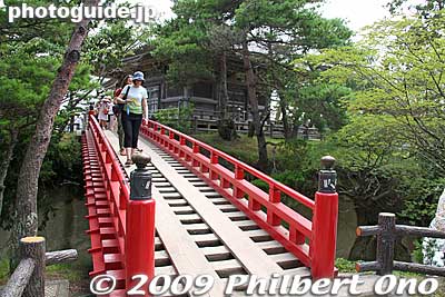 Second bridge to Godaido.
Keywords: miyagi matsushima-machi nihon sankei scenic trio pine trees islands temple
