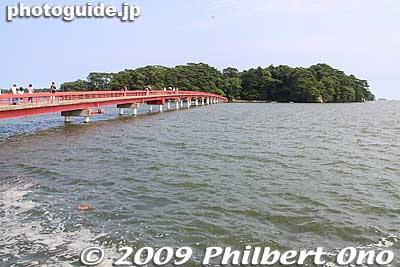 The second island to visit is Fukuurajima, a short walk from the boat pier. The island with the long red bridge is Fukuura island. You can't miss it. 福浦島
Keywords: miyagi matsushima-machi nihon sankei scenic trio pine trees islands