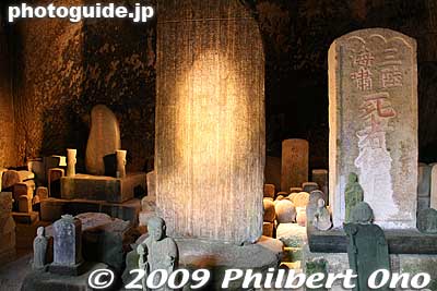 Graves inside a cave near the temple entrance.
Keywords: miyagi matsushima-machi nihon sankei scenic trio buddhist temple zen 