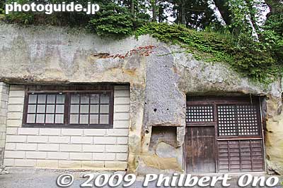 Room built into the rock.
Keywords: miyagi matsushima-machi nihon sankei scenic trio buddhist temple zen 