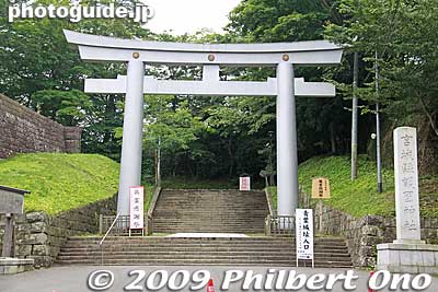 Sendai Castle site's torii. The torii is here because there's a Shinto shrine in Honmaru.
Keywords: miyagi sendai castle 