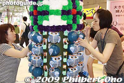 This decoration had little owl-shaped paper balloons. These girls are blowing air into the balloons with a straw. Sendai Tanabata.
Keywords: miyagi sendai tanabata matsuri festival tohoku star bamboo decorations