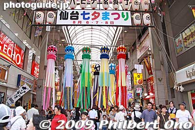 By 10 am on the first day of Aug. 6, most all of the Tanabata decorations were set up. Large crowds soon followed.
Keywords: miyagi sendai tanabata matsuri festival tohoku star bamboo decorations 