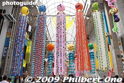 These decorations cannot be massed produced, all one of a kind.
Keywords: miyagi sendai tanabata matsuri festival tohoku star bamboo decorations