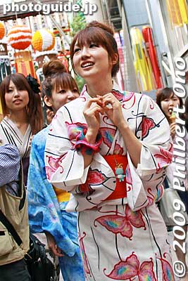 Many girls (and kids) dressed in yukata (cotton kimono) came to see the Tanabata Festival. Her facial reaction was typical.
Keywords: miyagi sendai tanabata matsuri festival tohoku star bamboo decorations yukata girls woman kimono matsuri8