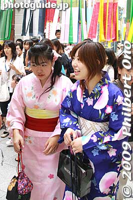 People who wear yukata know how to enjoy each of Japan's seasons.
Keywords: miyagi sendai tanabata matsuri festival tohoku star bamboo decorations yukata girls woman kimono
