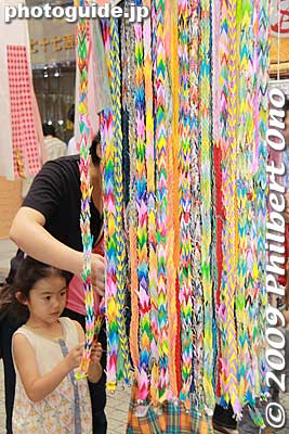 People were amazed at these cranes. This is one type of streamer you won't see at other Tanabata Festivals in Japan.
Keywords: miyagi sendai tanabata matsuri star festival decorations origami paper cranes 