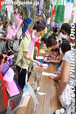 Write your wish on a paper tag and affix it to the bamboo branch.
Keywords: miyagi sendai tanabata matsuri star festival decorations 