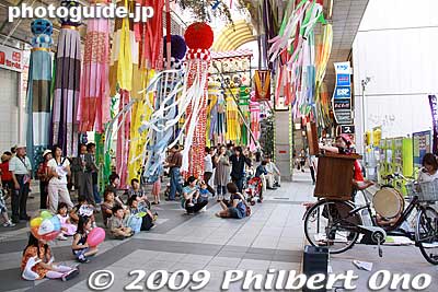 In Sun Mall Ichibancho, a traditional kami-shibai picture card story was told.
Keywords: miyagi sendai tanabata matsuri star festival decorations 