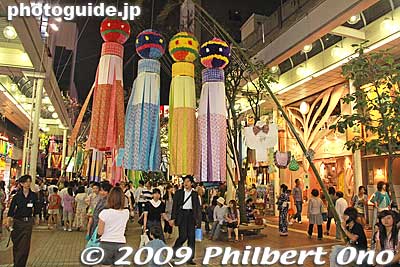 At night.
Keywords: miyagi sendai tanabata matsuri star festival decorations 