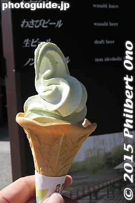 Wasabi soft-serve ice cream. Quite good.
Keywords: nagano azumino wasabi farm
