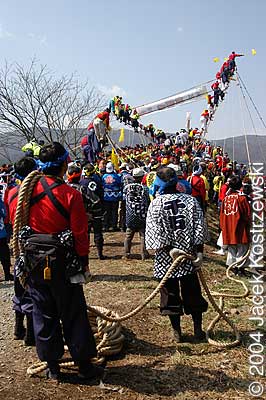 This log drop is one of the highlights of the festival.
Keywords: nagano chino onbashira matsuri festival kiotoshi log yamadashi