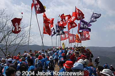 Each log is preceded by flag bearers.
Keywords: nagano chino onbashira matsuri festival kiotoshi log yamadashi