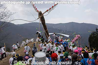The rope snaps and the log slides down the slope.
Keywords: nagano chino onbashira matsuri festival kiotoshi log yamadashi