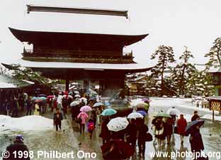 Gate to Zenkoji
Keywords: nagano zenkoji temple japantemple