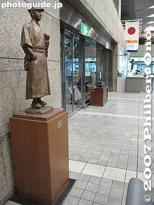 Smaller statue of Oguchi Taro inside Okaya City Hall, next to the entrance.
Keywords: nagano okaya lake suwa oguchi taro biwako shuko no uta song monument lake biwa rowing song oguchitaro oguchimonument