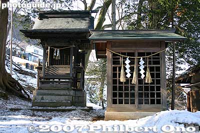 Behind this small shrine is a large graveyard full of Oguchi family gravestones.
Keywords: nagano okaya lake suwa oguchi taro biwako shuko no uta song monument lake biwa rowing song oguchitaro