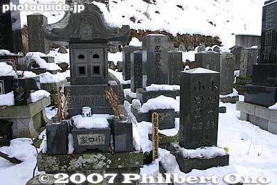Oguchi Taro's grave on right.
Keywords: nagano okaya lake suwa oguchi taro biwako shuko no uta song monument lake biwa rowing song oguchitaro