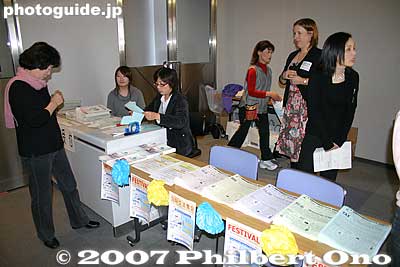 Reception counter with programs and newsletters in different languages.
Keywords: nagano okaya international exchange oiea event