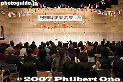 Full-house audience. Many international groups provided free entertainment.
Keywords: nagano okaya international exchange oiea event