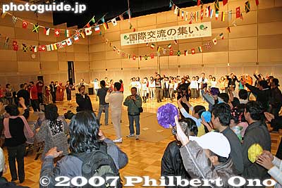 Grand finale dance called Itomachi Ko-uta
Keywords: nagano okaya international exchange oiea event