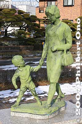 Mother and child sculpture
Keywords: nagano okaya lake suwa water mountain japansculpture