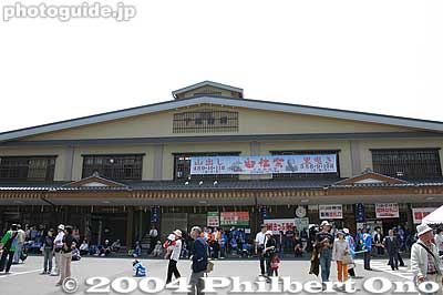 Shimosuwa Station on May 8, 2004. Here for the final three days of the Onbashira Matsuri's climax, the Satobiki when they haul the Onbashira logs to the Shimo-sha Shrines (Akimiya and Harumiya) and erect them.
Keywords: nagano shimosuwa-machi onbashira-sai matsuri festival satobiki