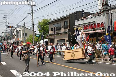Parade of Nagamochi which are long chests. 長持
Keywords: nagano shimosuwa-machi onbashira-sai matsuri festival satobiki