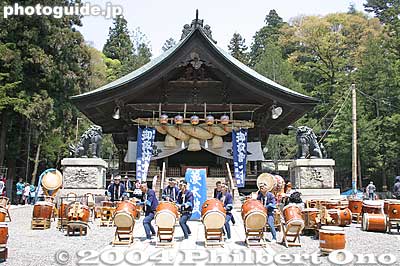 Taiko performance at Shimo-sha Akimiya Shrine's Kaguraden
Keywords: nagano shimosuwa-machi onbashira-sai matsuri festival satobiki
