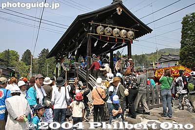 On the way to Harumiya Shrine, you see this bridge. It is a rest stop for the Akimiya Onbashira log procession. 下馬橋
Keywords: nagano shimosuwa-machi onbashira-sai matsuri festival satobiki