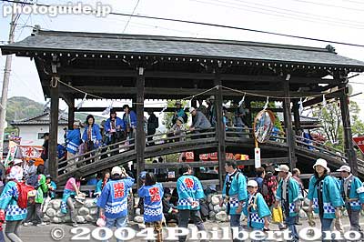 The bridge is normally closed to the public. In the old days, this bridge marked Harumiya Shrine's sacred area where even warlords had to get out of their palanquin or get off their horse out of respect before proceeding further. 下馬橋
Keywords: nagano shimosuwa-machi onbashira-sai matsuri festival satobiki