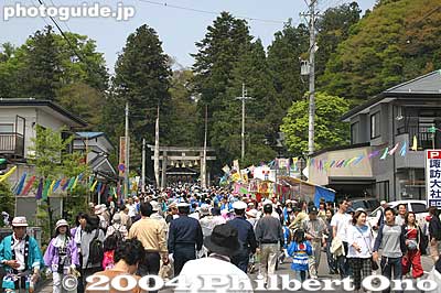Harumiya Shrine ahead.
Keywords: nagano shimosuwa-machi onbashira-sai matsuri festival satobiki