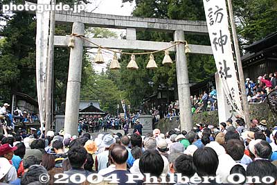 Harumiya Shrine torii 春宮
Keywords: nagano shimosuwa-machi onbashira-sai matsuri festival satobiki