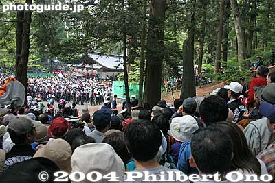 People along the small slope.
Keywords: nagano shimosuwa-machi onbashira-sai matsuri festival satobiki