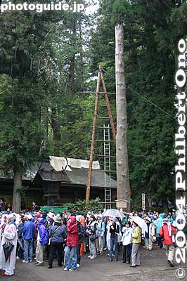 Onbashira Log No. 1 already erected for Harumiya Shrine on May 8, 2004.
Keywords: nagano shimosuwa-machi onbashira-sai matsuri festival satobiki