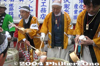 Sake is given for free.
Keywords: nagano shimosuwa-machi onbashira-sai matsuri festival satobiki