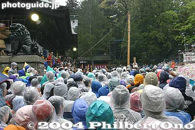 We waited in the rain for Onbashira Log No. 1 to be erected first at Akimiya Shrine at 10:00 am. However, we had to wait, standing up in the rain and in the crowd, for 2.5 hours before they finally started to raise the log.
Keywords: nagano shimosuwa-machi onbashira-sai matsuri festival satobiki