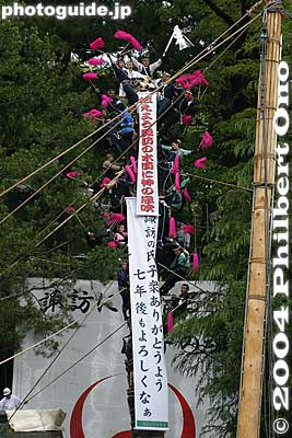 Banners unfurled.
Keywords: nagano shimosuwa-machi onbashira-sai matsuri festival satobiki