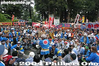 Lingering crowd. Also see photos of [url=http://photoguide.jp/pix/thumbnails.php?album=186]Shimo-sha Yamadashi[/url].
Keywords: nagano shimosuwa-machi onbashira-sai matsuri festival satobiki