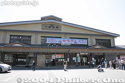 Shimosuwa Station 下諏訪駅
Keywords: nagano shimosuwa-machi onbashira-sai matsuri festival train station