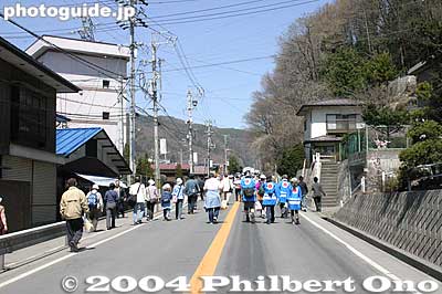 We had to walk it. This was April 10, 2004, one of the days for Shimo-sha Shrine's Yamadashi when they hauled the logs from the mountain forest.
Keywords: nagano shimosuwa-machi onbashira-sai matsuri festival