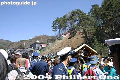 There it is, the slope.
Keywords: nagano shimosuwa-machi onbashira-sai matsuri festival log slope
