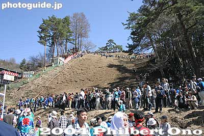 The Ki-otoshi slope, and one of the icons of the festival. This is the larger slope for Ki-otoshi compared to the one for the Kami-sha Shrine in Chino. 木落とし坂
Keywords: nagano shimosuwa-machi onbashira-sai matsuri festival kiotoshi slope