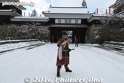 A publicity team dressed in period costume greets visitors to Ueda Castle.
Keywords: nagano ueda castle sanada clan