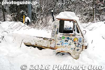 I'm told that this old truck has been abandoned here for many years. It has become a landmark at the end of the trail.
Keywords: nagano yamanouchi-machi snow monkeys onsen hot spring jigokudani yaen park